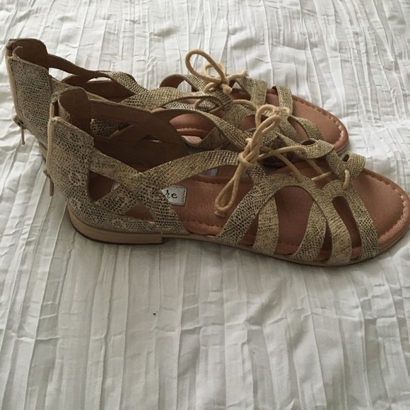 10M LEATHER UPPER NURTURE BACK ZIP & TIE SILVER GOLD & BLACK PATTERN SANDALS - Picture 5 of 8